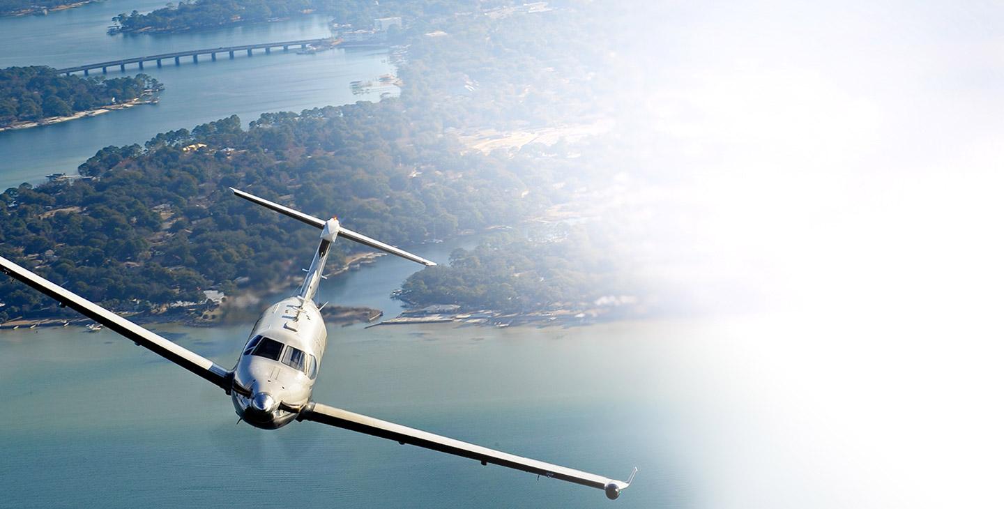 飞机在远离海岸线的水域上空飞行的俯视图