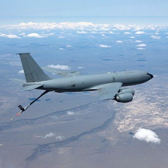 KC-146飞机飞行和加油的另一个平台利用双频天线进行机载通信