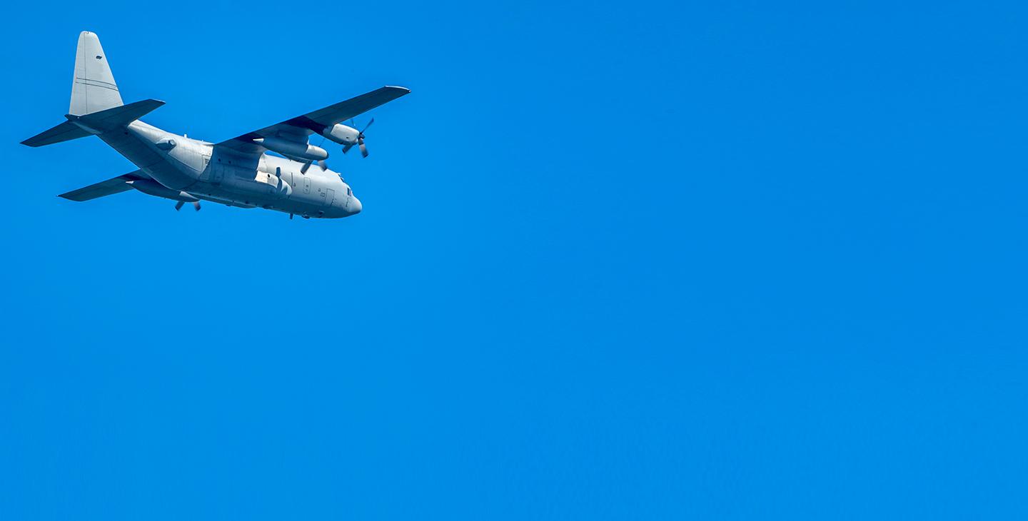 在明亮的蓝天上飞行的飞机，利用双频天线进行机载通信
