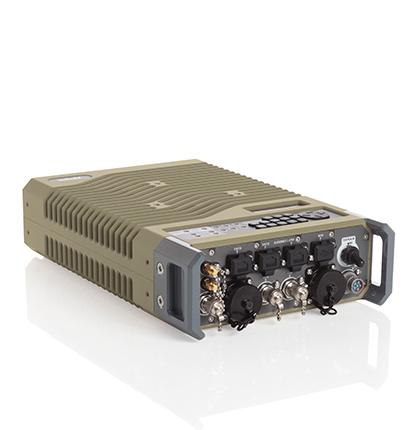 棕褐色Viasat CBM-400商用调制解调器，坚固耐用的外形因素，左角度