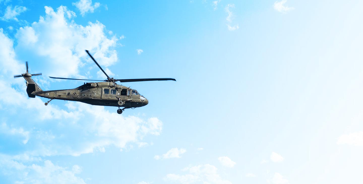 UH-60直升机在云层中飞行